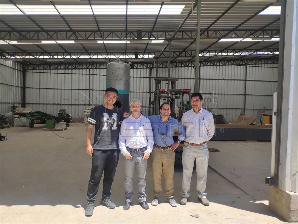 智利16噸廢舊輪胎煉油設備安裝現場第1張