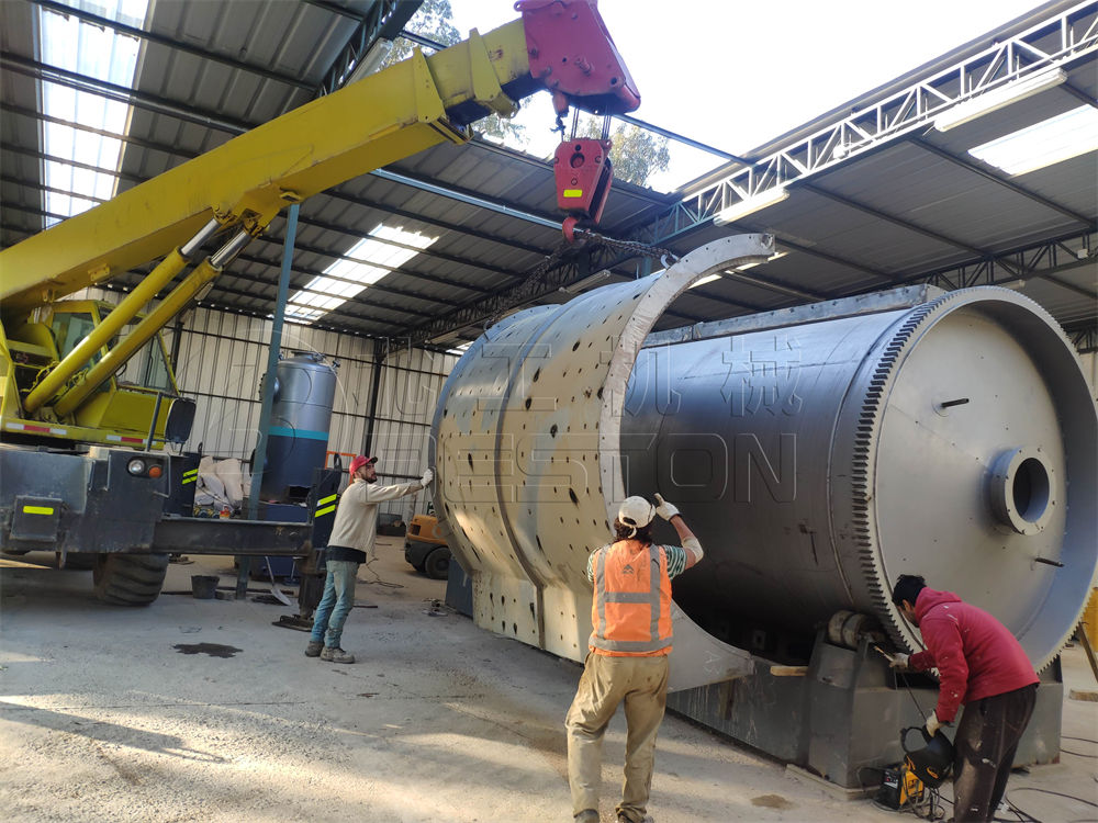 智利16噸廢舊輪胎煉油設備安裝現場第2張